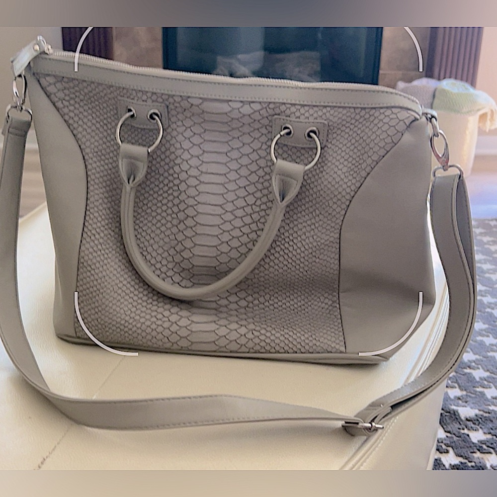 Snakeskin Embossed Vegan
Boutique Handbag Gray Shoulder Bag Neutral
